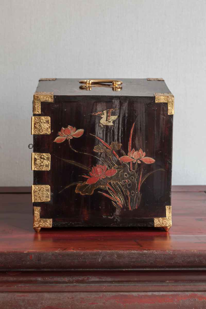 cabinet-en-laque-japon-galerie-peter-kammermann-decorateur-geneve-carouge