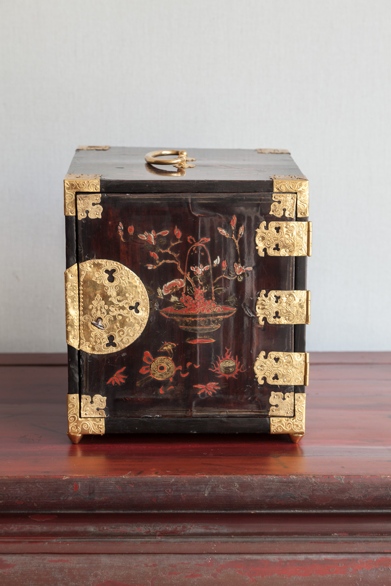 cabinet-en-laque-japon-galerie-peter-kammermann-decorateur-geneve