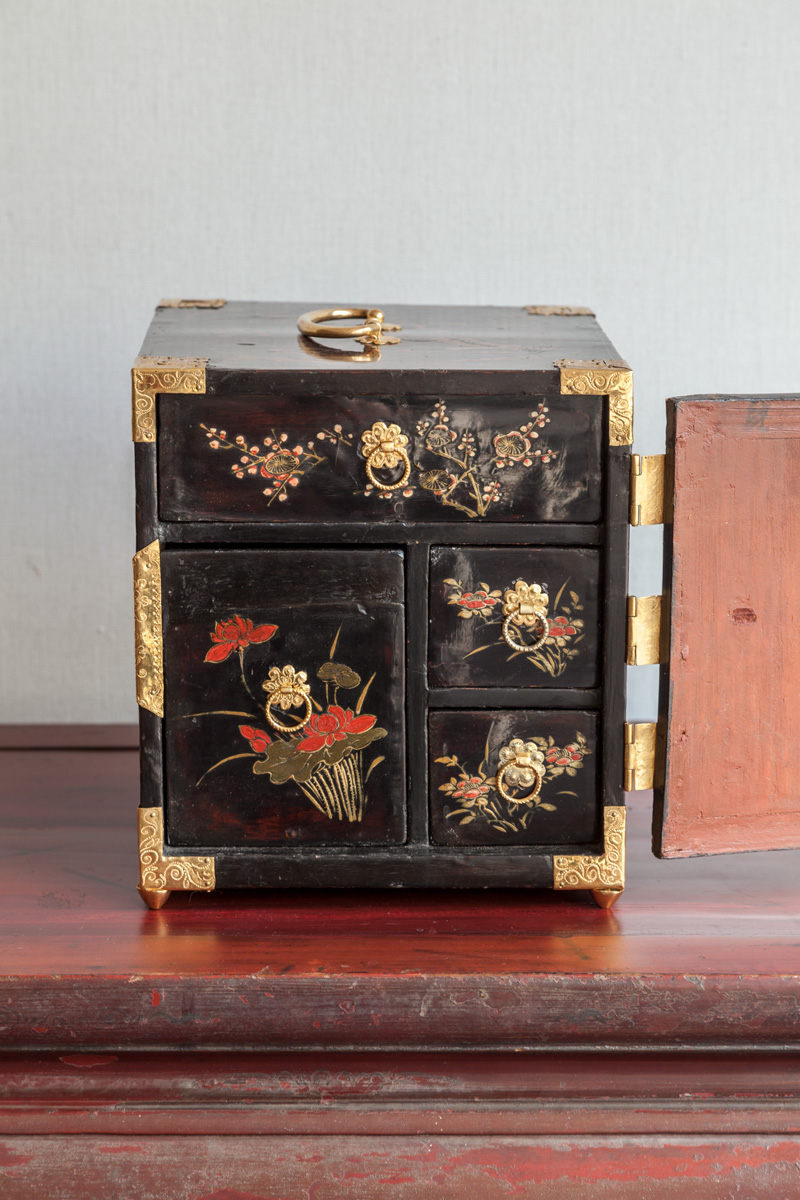 petit-cabinet-en-laque-japonais-galerie-peter-kammermann-decorateur-geneve-carouge