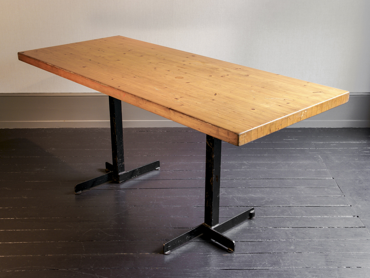 table-charlotte-perriand-les-arcs-galerie-peter-kammermann-carouge-geneve